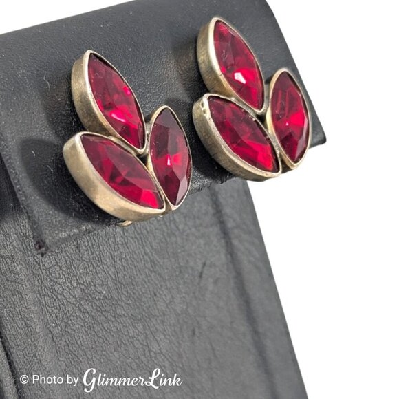 Vintage Red Glass Rhinestone Mid Century Floral Gold Tone Screw Back Earrings - Picture 2 of 9
